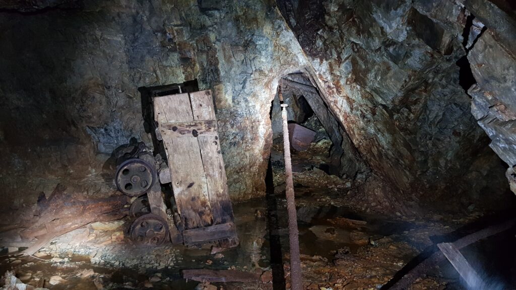 The carts and finds from the abandoned mine 